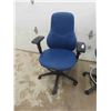 Image 2 : 2 Office Chairs Swivel & Adjustable 