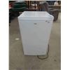 Image 1 : Koolatron Upright Freezer 33'' x 21'' x 19 1/2'' 