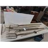 Image 1 : 6 Hand Yard Tools : Rakes, Forks, Scuffler 