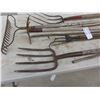 Image 2 : 6 Hand Yard Tools : Rakes, Forks, Scuffler 