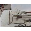 Image 3 : 6 Hand Yard Tools : Rakes, Forks, Scuffler 