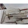 Image 4 : 6 Hand Yard Tools : Rakes, Forks, Scuffler 