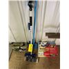 Image 1 : Power pack si8 car jack, 3 wash brooms, straps, tin snips