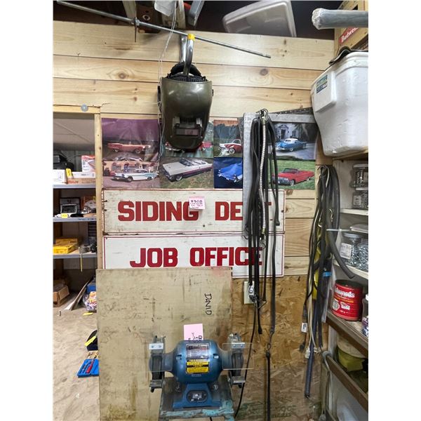 Contents on wall signs, bungee cord