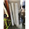 Image 1 : 3 OUTDOOR LIGHT FIXTURES 4FT LONG