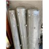Image 2 : 3 OUTDOOR LIGHT FIXTURES 4FT LONG