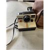 Image 2 : VINTAGE POLAROID LAND CAMERA IN CARRY BAG