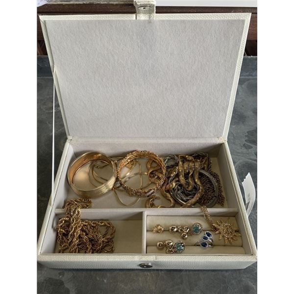 ASSORTED COSTUME JEWELRY
