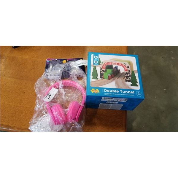 DOUBLE TROUBLE TRAIN TRACK WITH BARBIE HEADPHONES AND 2 LEGO FIGURES