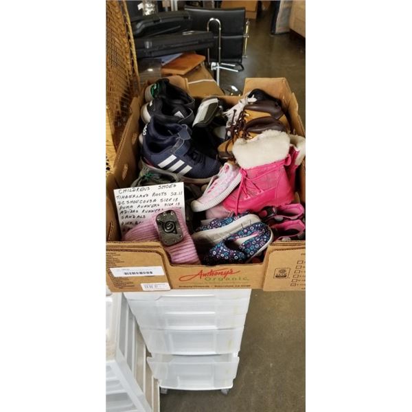 TRAY OF VARIOUS CHILDRENS SHOES