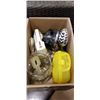 Image 3 : 2 BOXES OF KITCHEN ITEMS AND COLLECTOR PLATES