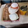 Image 1 : TRAY OF PYREX AND OTHER COLLECTIBLES