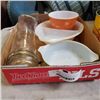Image 3 : TRAY OF PYREX AND OTHER COLLECTIBLES