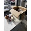 Image 1 : BOX OF DECORATIVE ITEMS