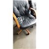 Image 3 : TWO ROLLING OFFICE CHAIRS