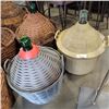 Image 2 : SIX CARBOYS