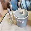 Image 1 : 3 TABLE LAMPS AND CROCK POT WITH LID
