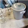 Image 3 : 3 TABLE LAMPS AND CROCK POT WITH LID