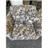 Image 2 : TWO MATCHING CHAIRS WITH THROW PILLOWS