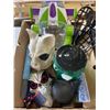 Image 2 : 2 TRAYS OF HALLOWEEN DECOR AND COLLECTIBLES
