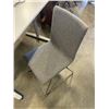 Image 2 : WHITE ADJUSTABLE HEIGHT DESK WITH CHAIR