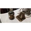 Image 2 : 2 VINTAGE TOASTERS AND LANTERN