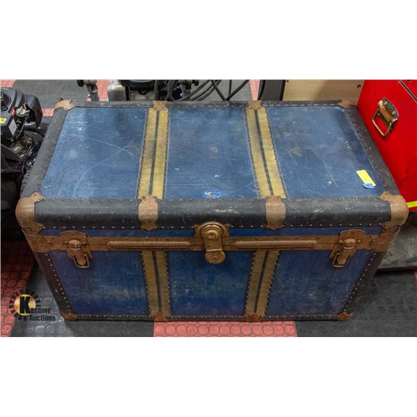 LARGE VINTAGE TICKLE TRUNK