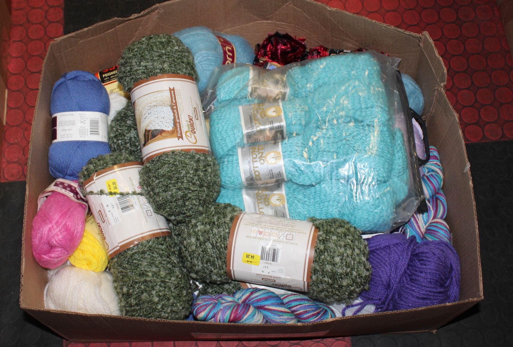 LARGE BOX OF KNITTING WOOL - Kastner Auctions