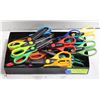Image 1 : SET OF DECORATIVE EDGE SCRAPBOOKING SCISSORS
