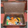 Image 1 : STORAGE OTTOMAN WITH TOYS