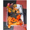 Image 1 : CONTAINER WITH HALLOWEEN DECORATIONS