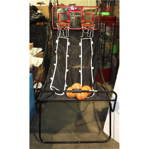 BASKETBALL GAME WITH BALLS