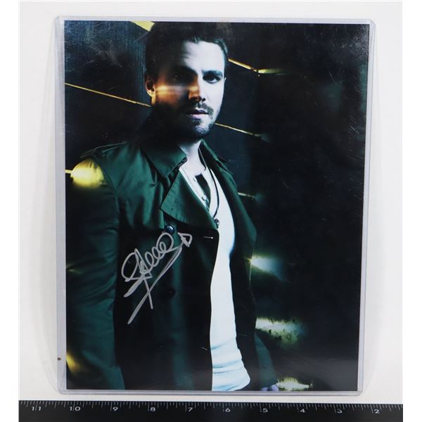 STEPHEN AMELL AUTOGRAPHED 8" X 10" PICTURE