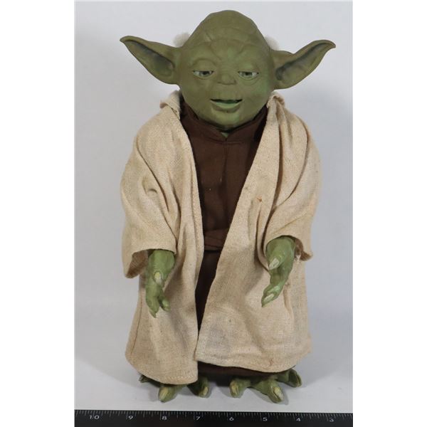 STAR WARS INTERACTIVE BATTERY POWERED YODA FIGURE