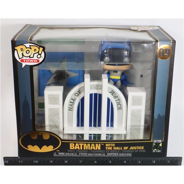 FUNKO POP TOWN 09 BATMAN WITH THE HALL OF JUSTICE