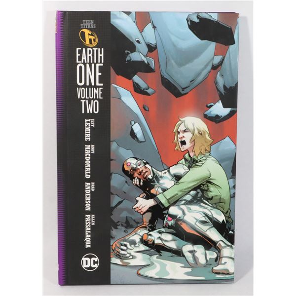 DC COMICS GRAPHIC NOVEL