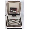 Image 1 : VINTAGE/ANTIQUE ROYAL FUTURA TYPEWRITER IN CASE