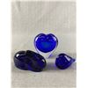 Image 1 : 3 Vintage Blue Glass Décor Pieces - Dynasty Gallery Collectibles 3.5" Heart Bud Vase, Germany 4" L L
