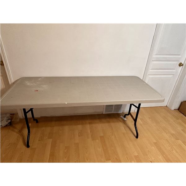 6’ plastic table