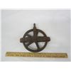 Image 3 : 425. Antique Cast Iron Well Pulley