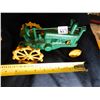 Image 2 : VINTAGE CAST IRON JOHN DEERE TRACTOR