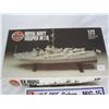 Image 2 : 2 Model Kits Navy Boat and Fighter Jet