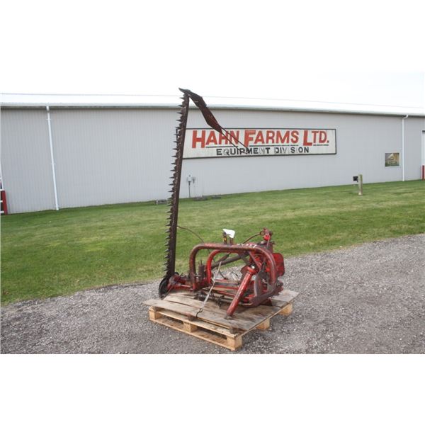 MF 32, 3pth, 7' sickle mower