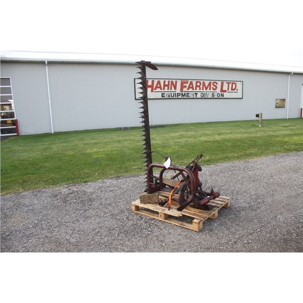 MF 32, 3pth, 7' sickle mower