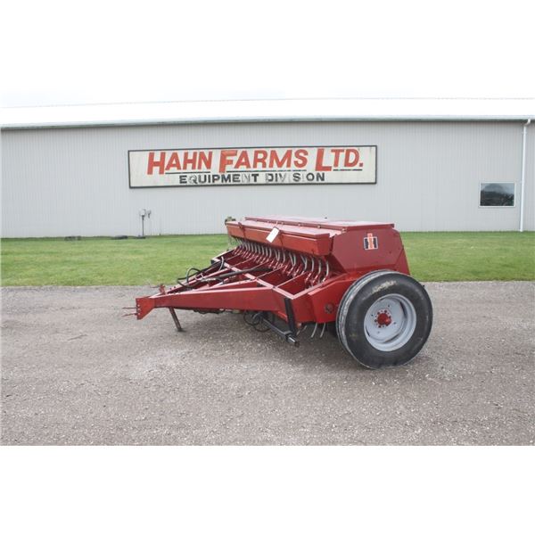 IH 5100 21 run grain drill, grass box, press wheels, track eliminator, cylinder
