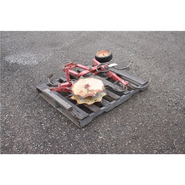 Kongskilde row crop cultivator, row unit with rolling shield