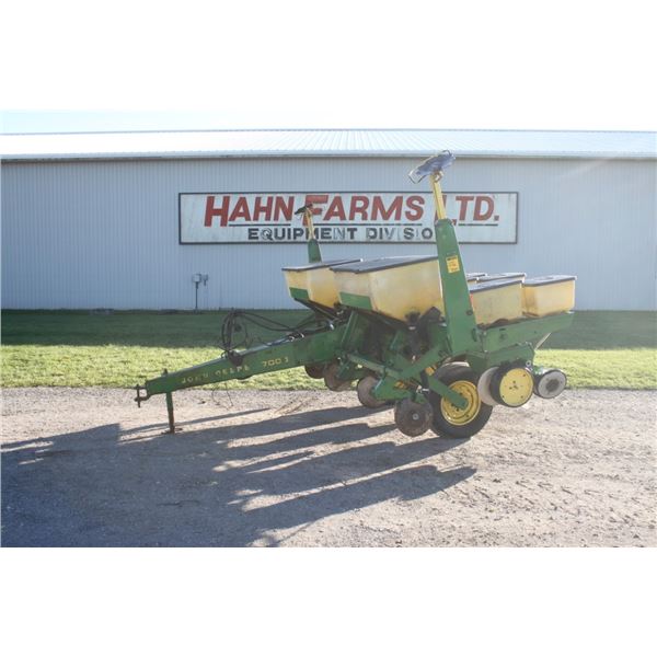 JD 7000 4 row planter, 30" spacing, dry fertilizer, monitor