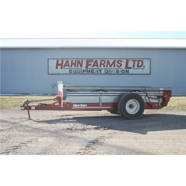 New Idea 3726 single axle manure spreader, poly floor