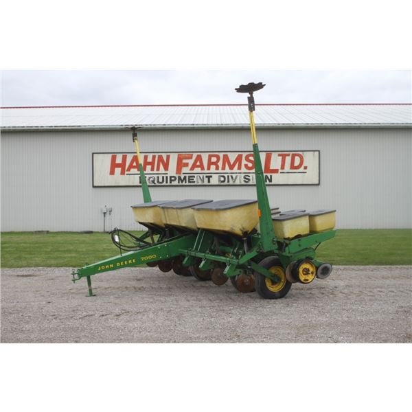 JD 7000 6 row corn planter, 30" spacing, dry fertilizer, insecticides, monitor