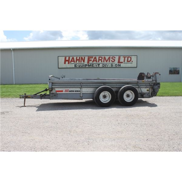 New Idea 3632 tandem axle manure spreader